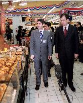 French ambassador visits Carrefour store in Osaka Pref.